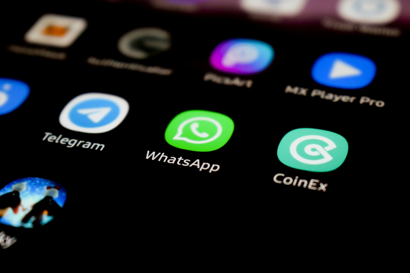 Tela de celular com ícones de aplicativos de mensagem, entre eles o WhatsApp
