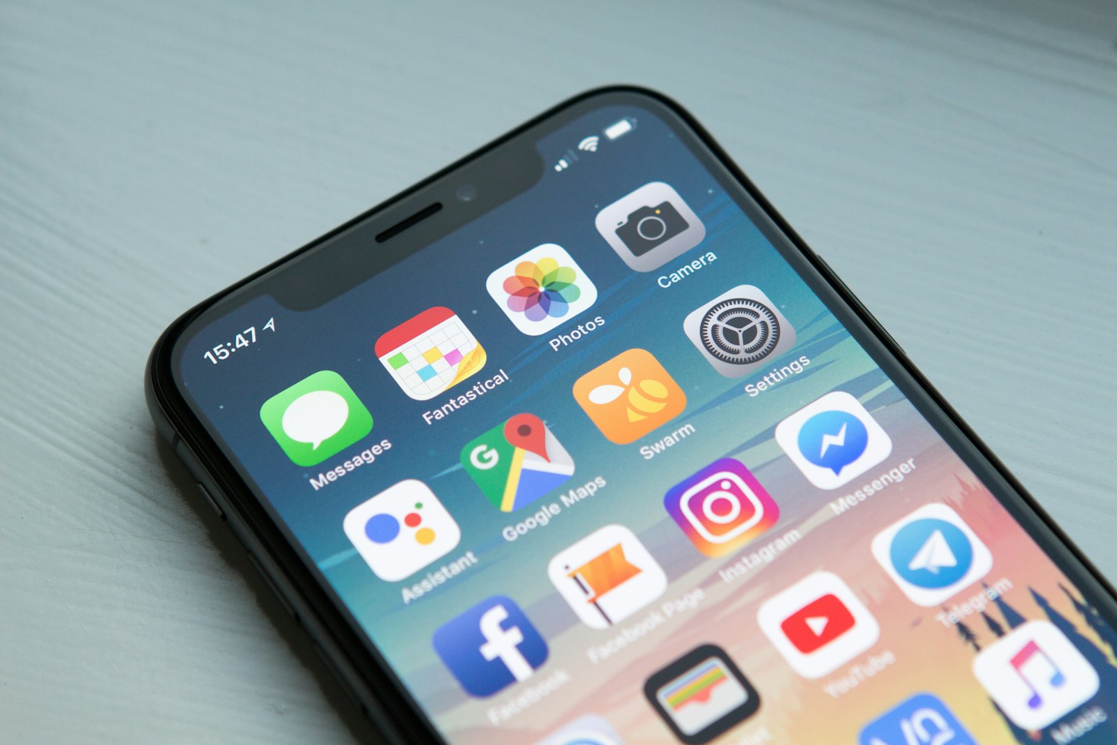 Celular com aplicativos de mensagem e WhatsApp na tela