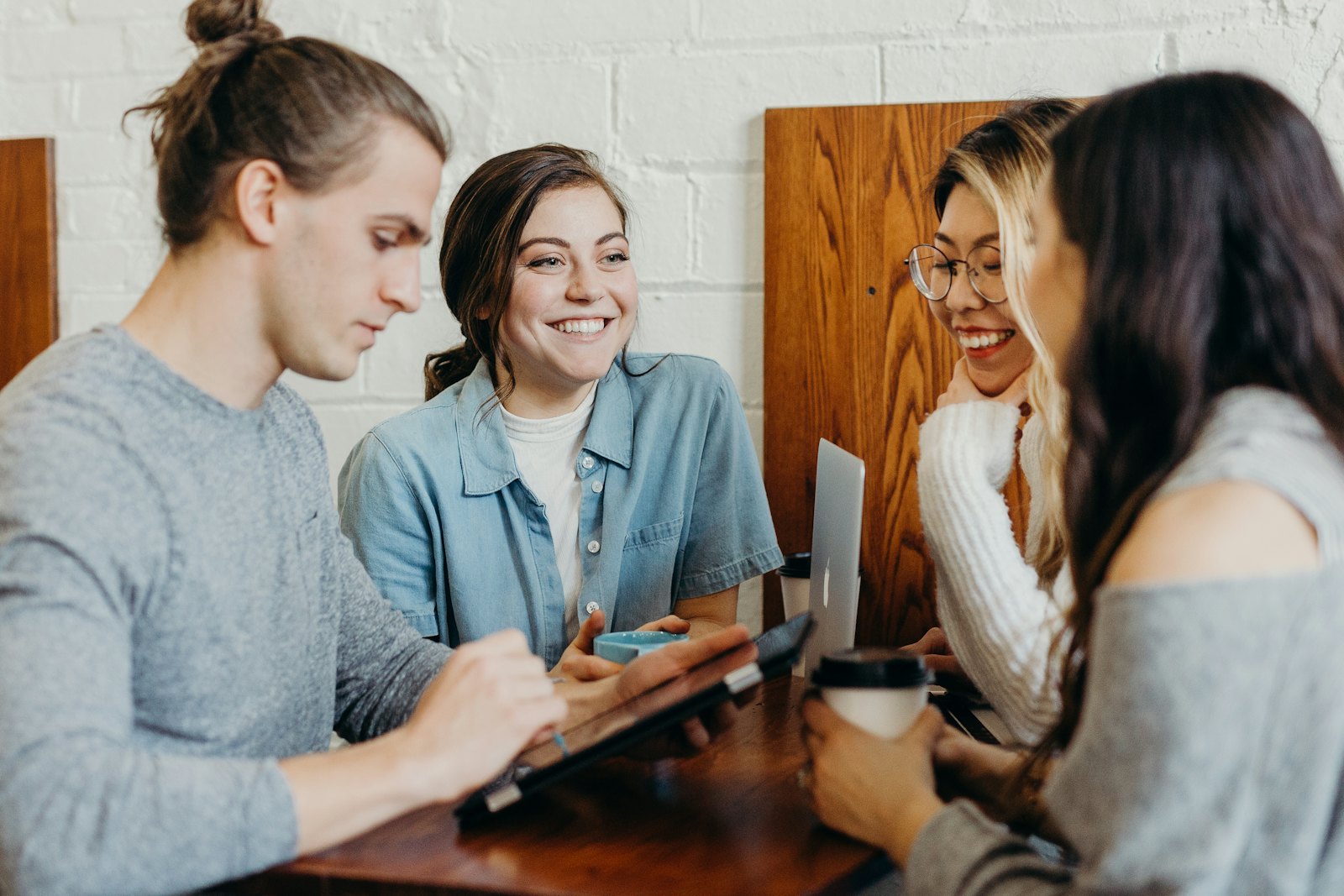 Vendedor em conversa de follow-up com clientes