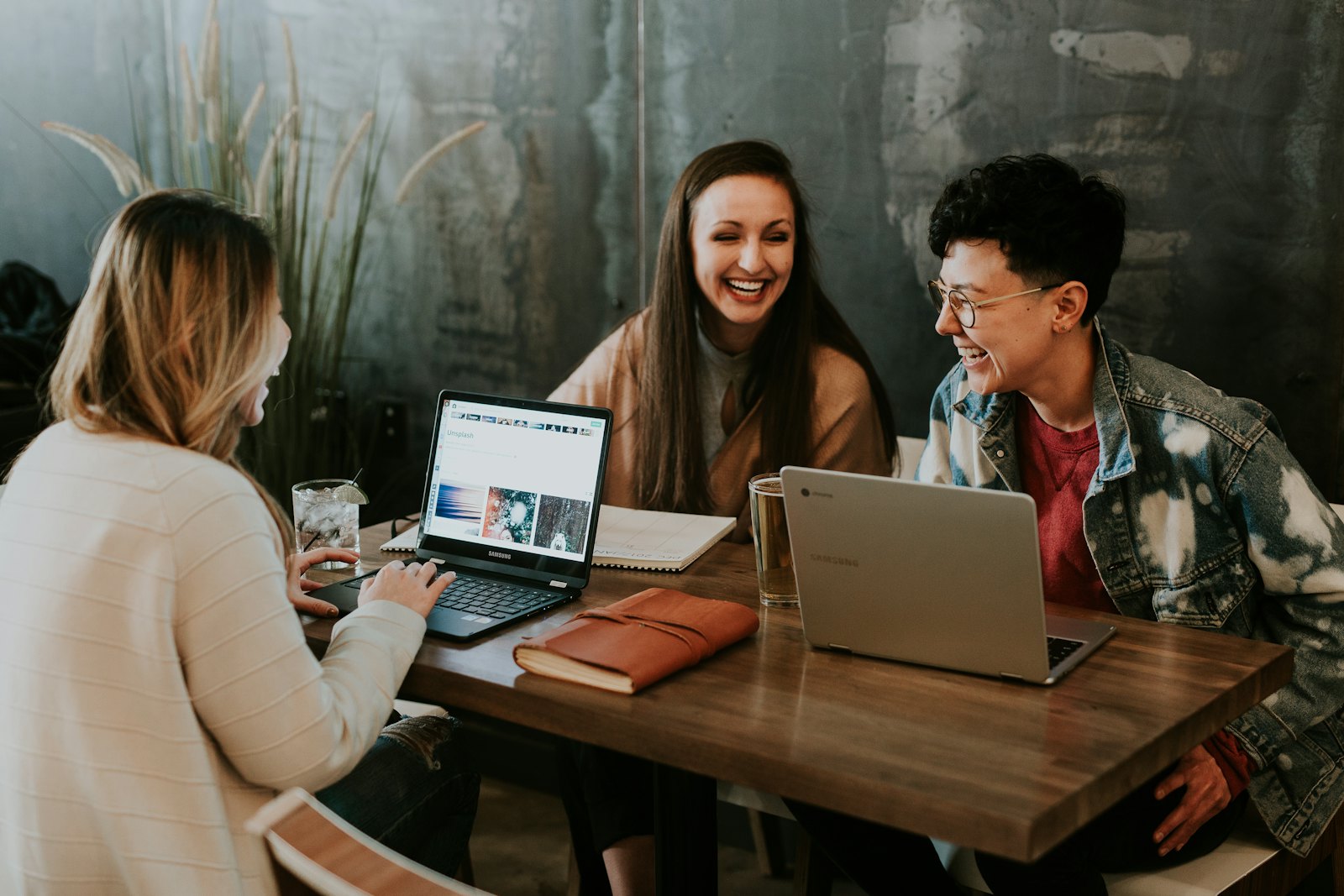 Equipe comercial analisando dados e registros em laptops